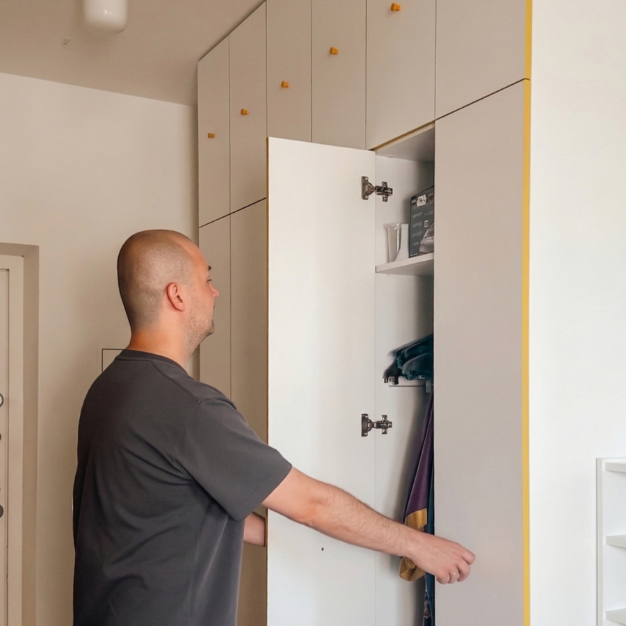 Шкаф в узкий коридор от пола до потолка / Оставляем проход