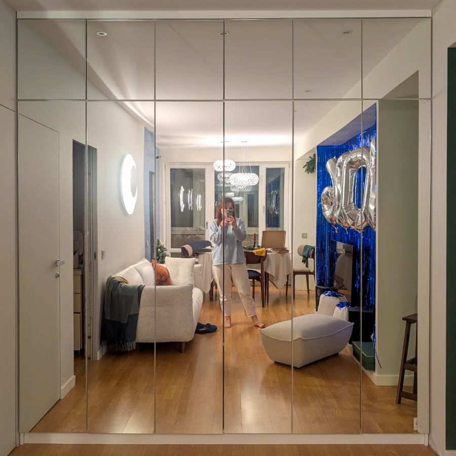 Зеркальный гардеробный шкаф