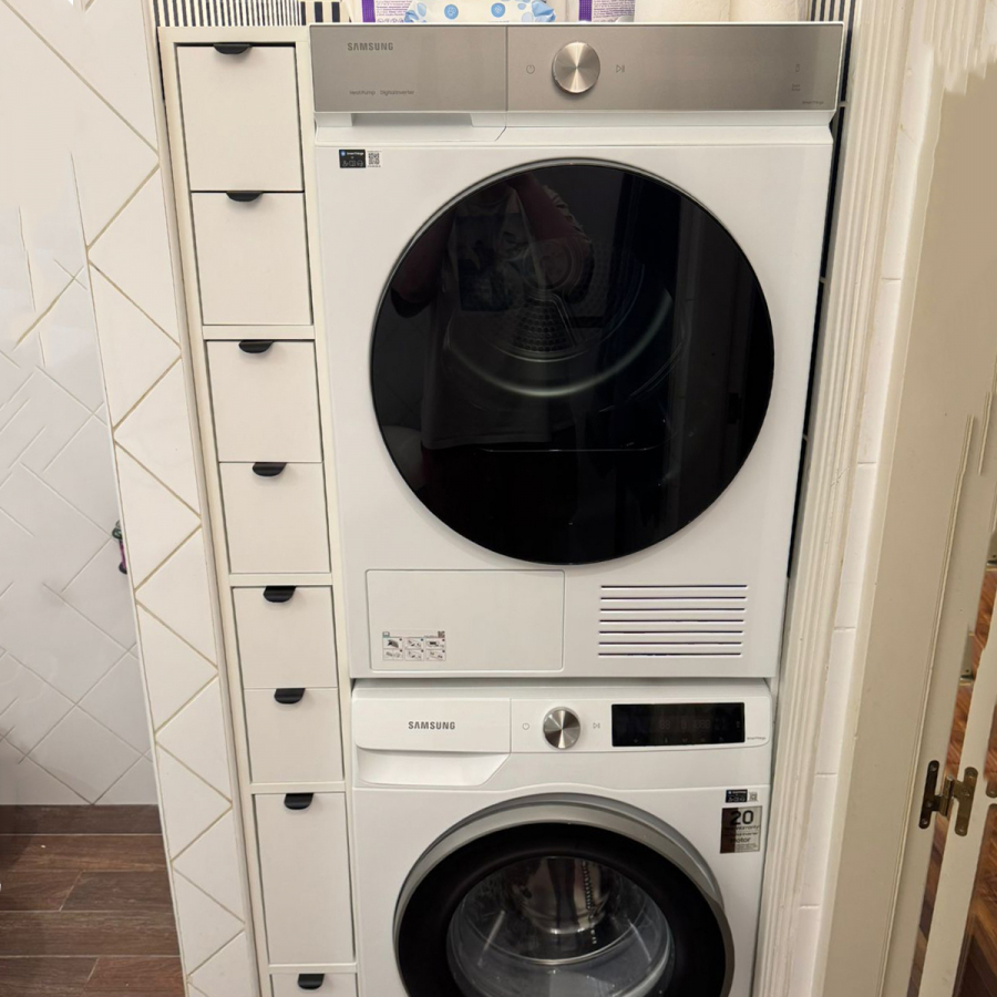 Шкаф с ящиками для бытовой химии рядом