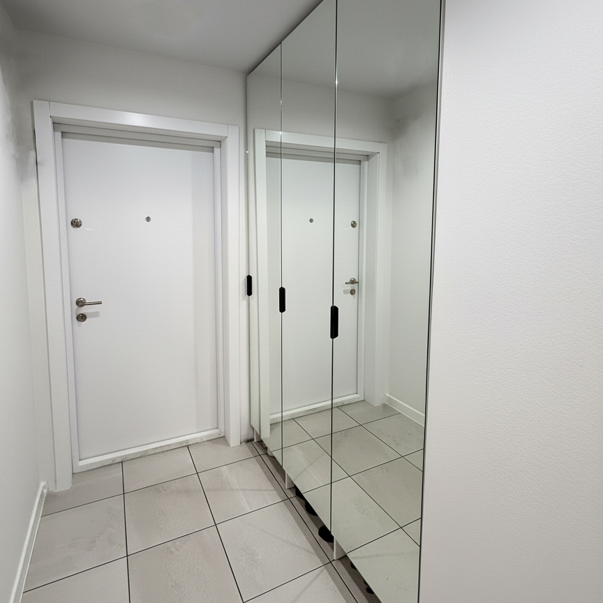 Зеркальный гардеробный шкаф в нишу у входа