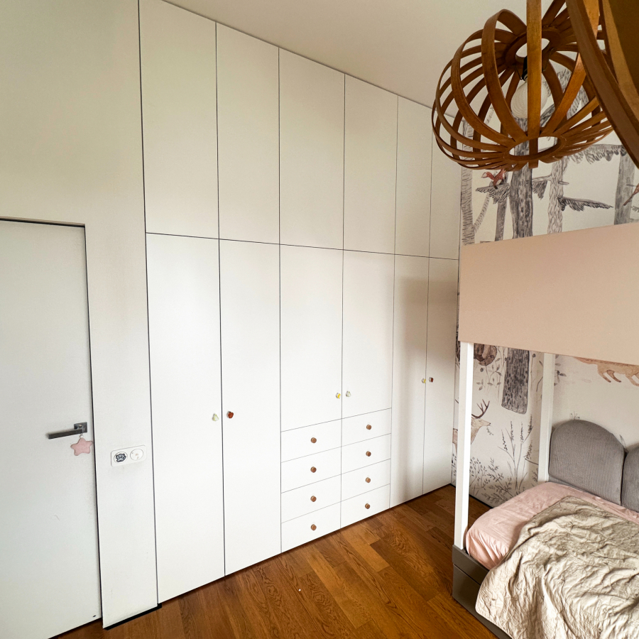 Особенности проектирования и сборки высоких шкафов под потолок