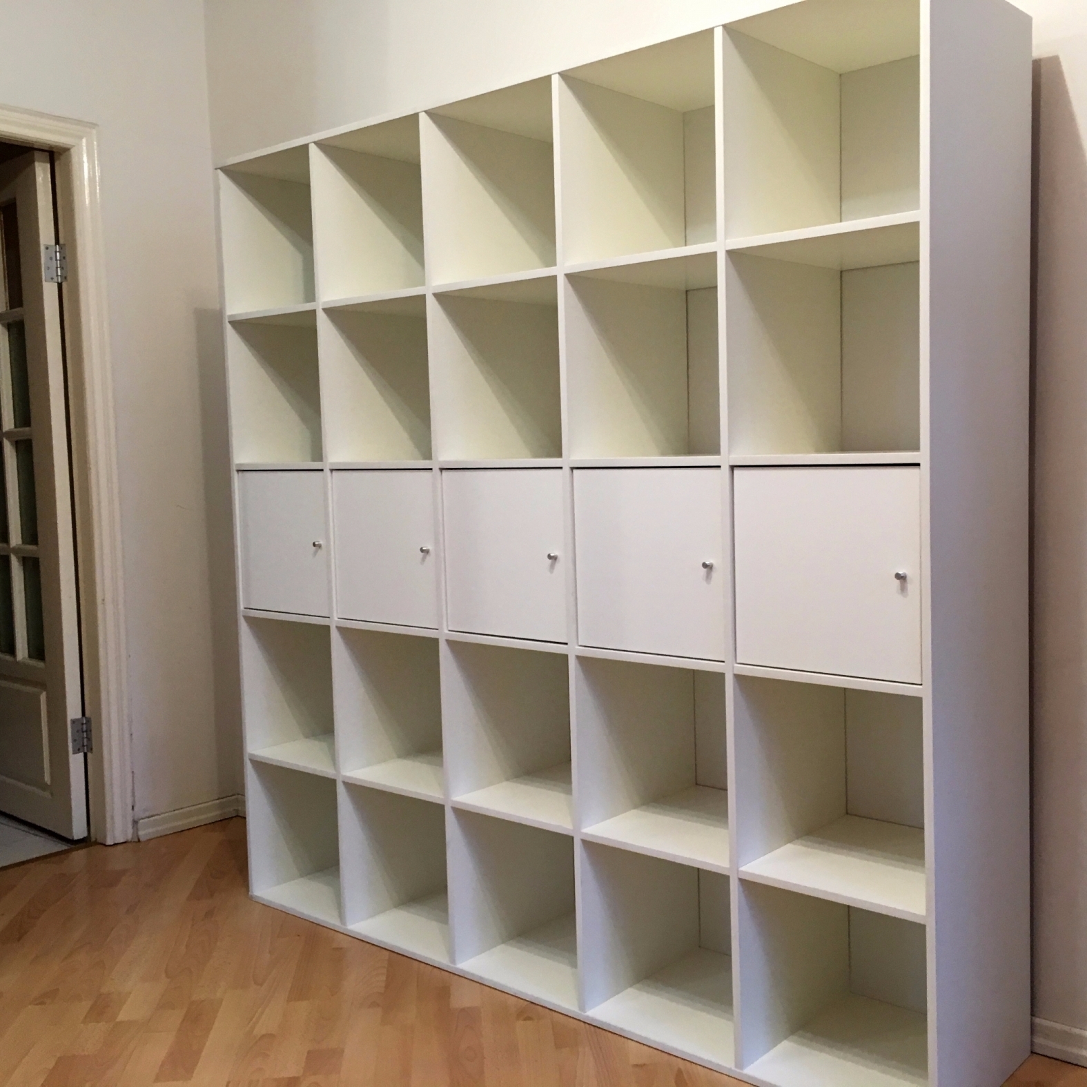 Белый книжный шкаф 5x5 со вставными модулями из IKEA