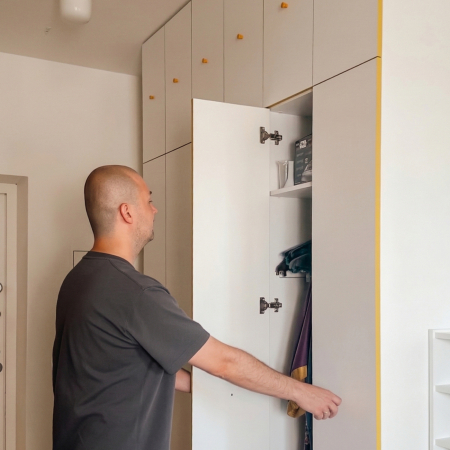 Шкаф в узкий коридор от пола до потолка. Оставляем проход