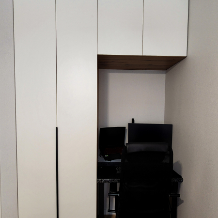 Рабочее пространство. Шкаф от пола до потолка