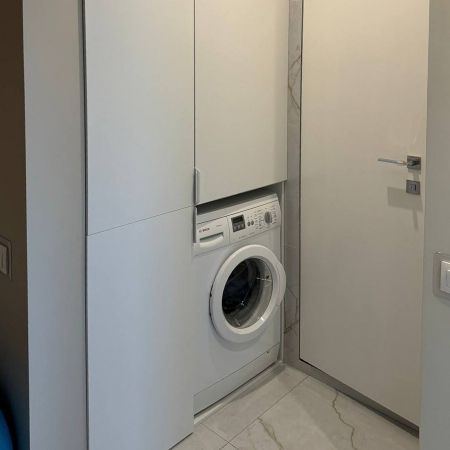 Встроенный шкаф с открытой секцией. Быстрый доступ к технике и хранению