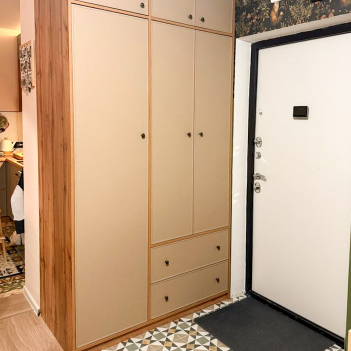 Шкаф в прихожую с фрезерованными фасадами 