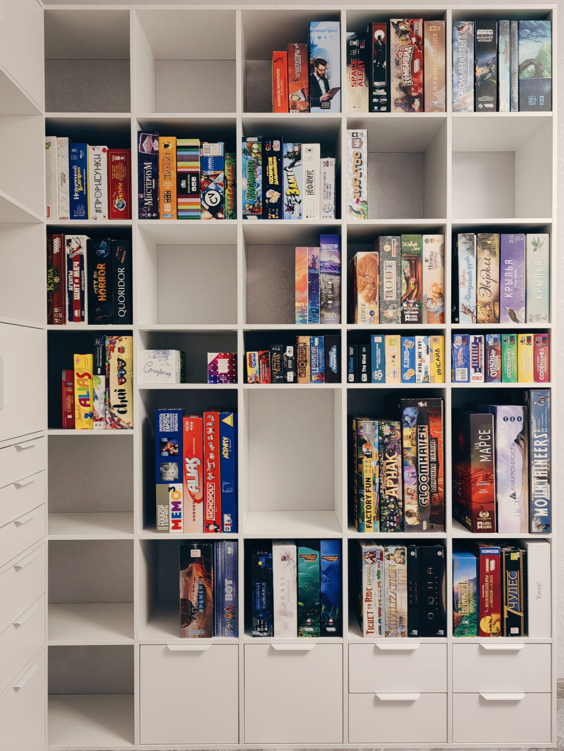 Угловой шкаф для коллекций и настольных игр