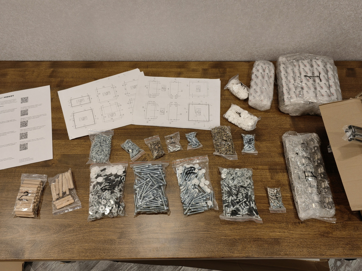 Угловой шкаф для коллекций и настольных игр