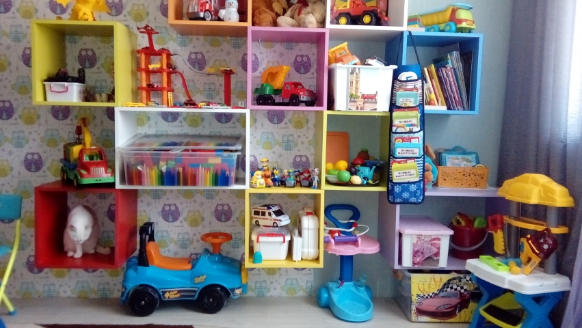 Разноцветный шкаф в детскую